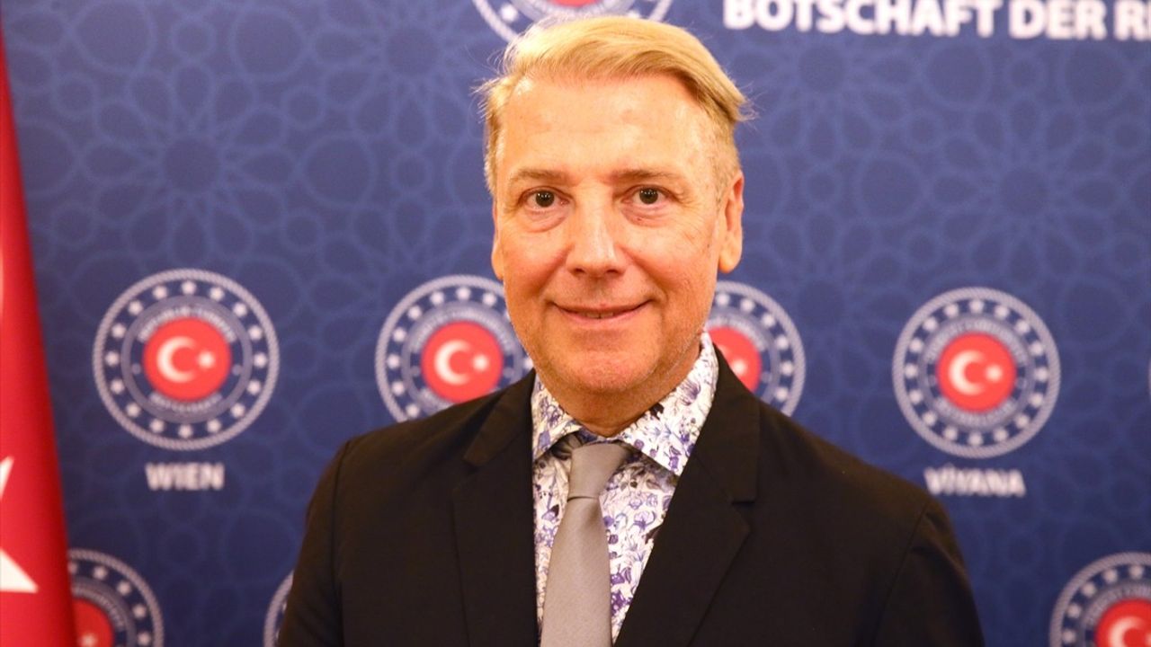 Türk Moda Tasarımcısı Atıl Kutoğlu'na Viyana'da Gümüş Onur Madalyası
