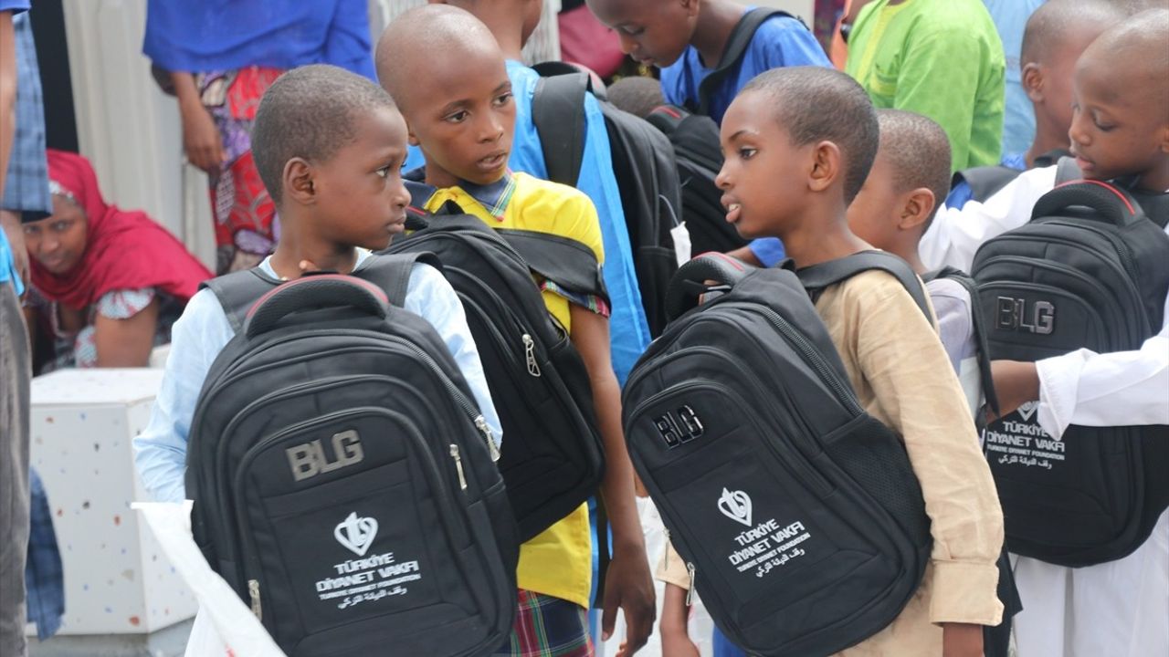 Türkiye Diyanet Vakfı Kamerun'da Yetimlere Destek Verdi