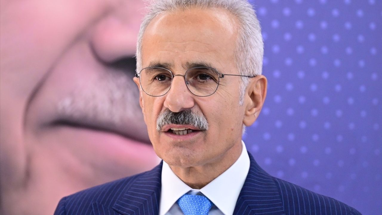 Ulaştırma ve Altyapı Bakanı Uraloğlu, İstanbul Havalimanı’nın Başarısını Vurguladı