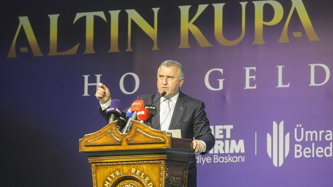 Ümraniye Belediyesi'nde Altın Kupa Gecesi Düzenlendi