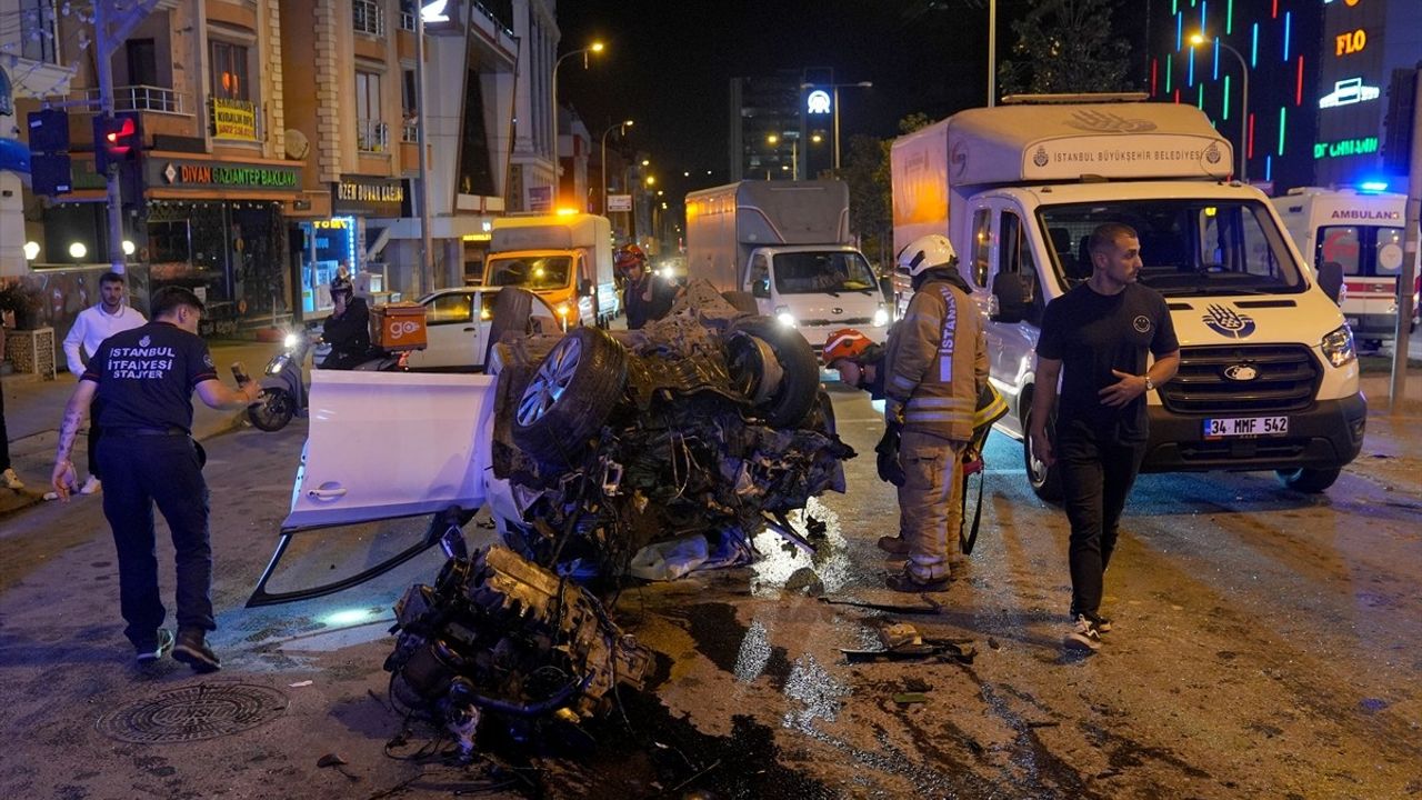 Ümraniye'de İETT Otobüsü ve Otomobil Çarpıştı