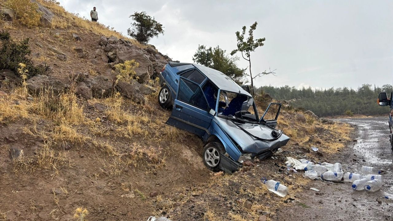 Uşak'ta İki Trafik Kazasında 5 Kişi Yaralandı