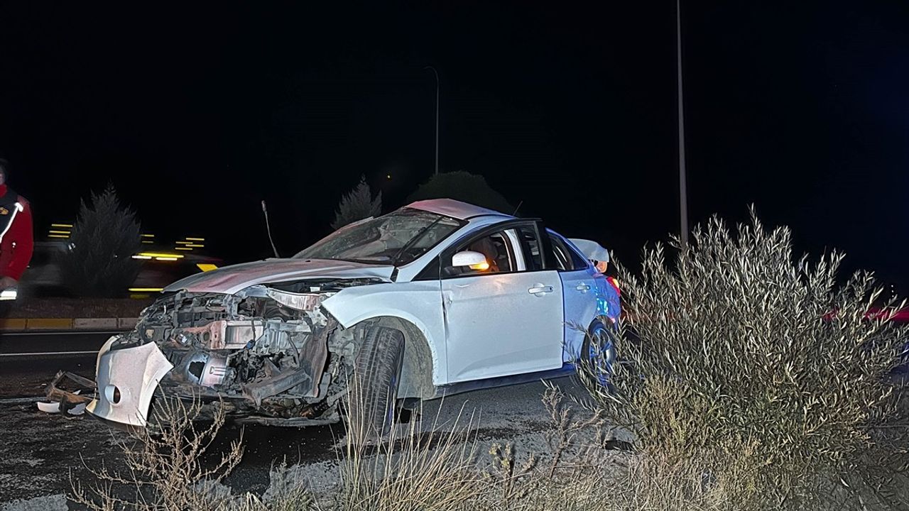 Uşak'ta Tırla Çarpışan Otomobilde Ölü ve Yaralı Var