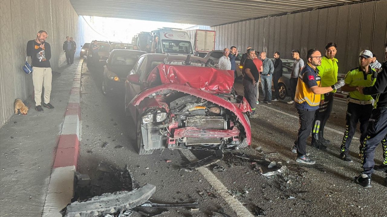 Uşak'ta Üç Otomobilin Çarpışması: 3 Yaralı