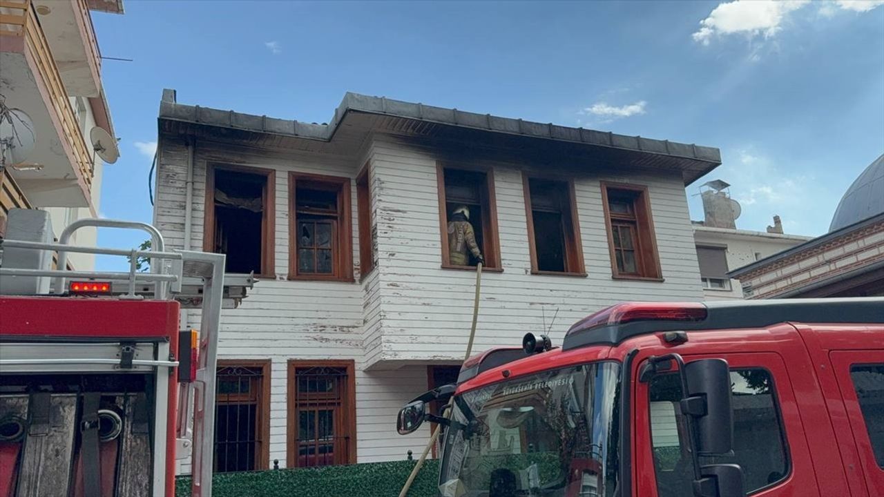 Üsküdar'da Ahşap Yapıda Yangın: Çocuklar Hastaneye Kaldırıldı