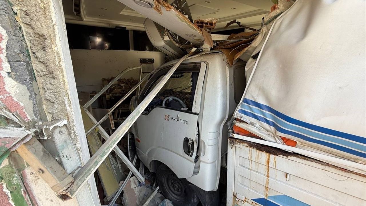 Üsküdar'da Kamyonet İş Yerine Çarptı