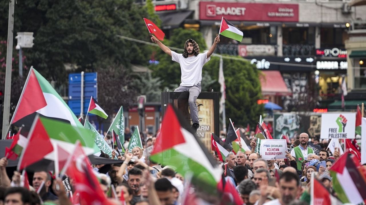 Üsküdar'da Küresel Sumud Filosu'na Destek Yürüyüşü Düzenlendi