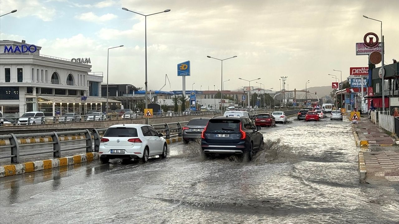 Van'da Sağanak Yağış Etkili Oldu