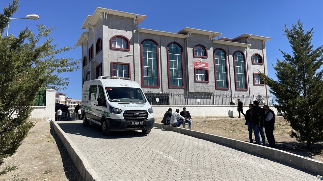 Van'da Silahlı Saldırı: Anne ve İki Oğlunun Cenazesi Defnedildi