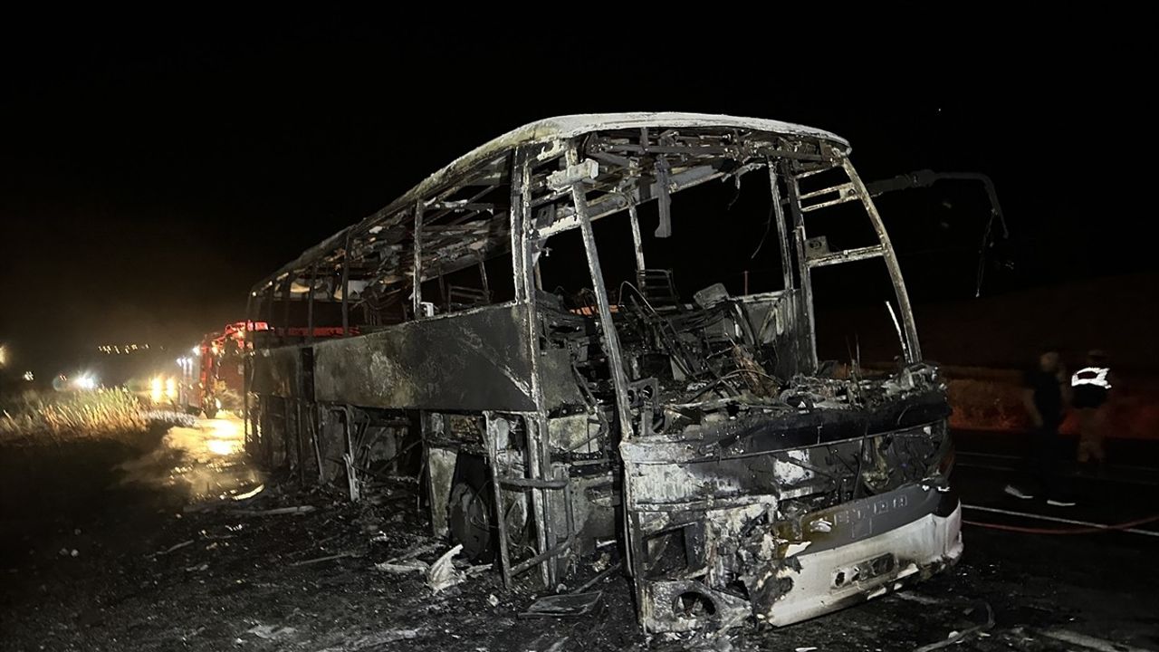 Van'da Yolcu Otobüsü Yangını