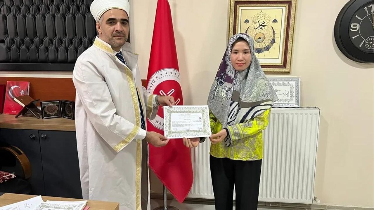 Vietnamlı Thi Hoa Chau İslam'a Geçiş Yaptı