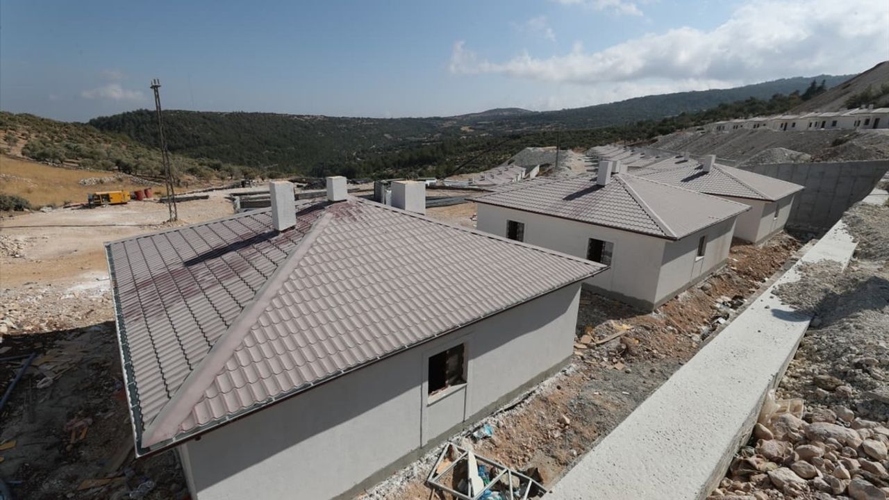 Yayladağı'nda Kırsal Afet Konutları İnşaatı Devam Ediyor