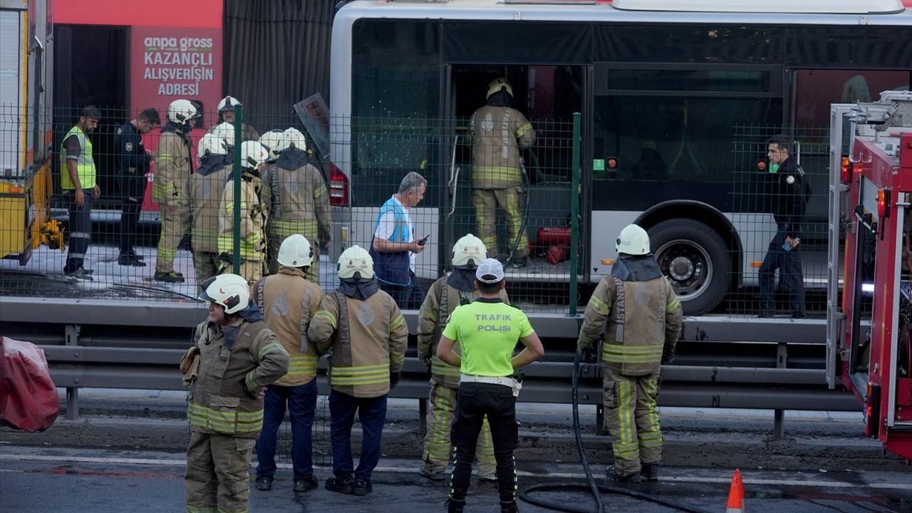 Zeytinburnu'nda Metrobüs Yangını Kontrol Altına Alındı