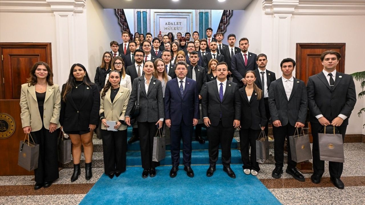 Adalet Bakanı Tunç Üniversite Öğrencileriyle Bir Araya Geldi