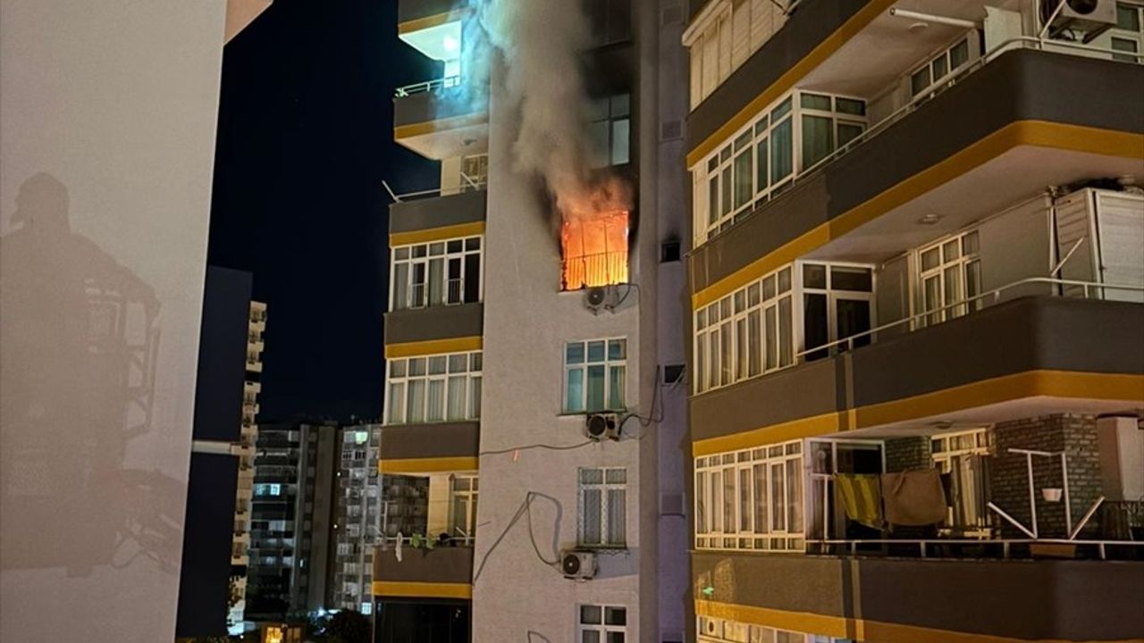 Adana'da Apartman Yangını: İtfaiye Ekipleri Zamanında Müdahale Etti