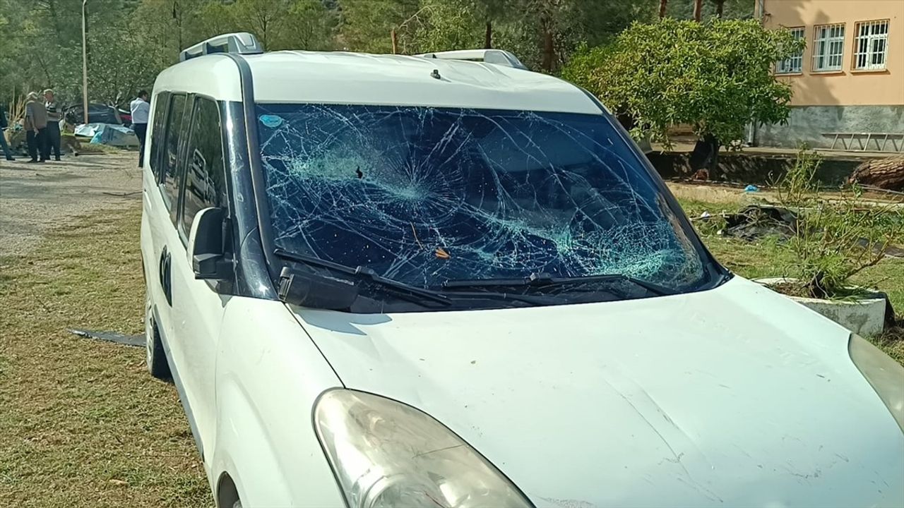 Adana'da Fırtına Okul Çatısını Uçurdu