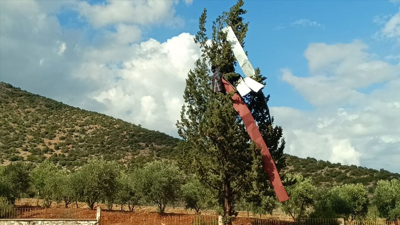 Adana'da Fırtına Okul Çatısını Uçurdu, Araçlar Hasar Gördü
