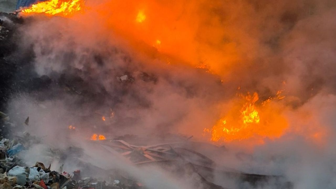 Adana'da Havutlu Mahallesi'ndeki Çöplükte Yangın Kontrol Altına Alındı