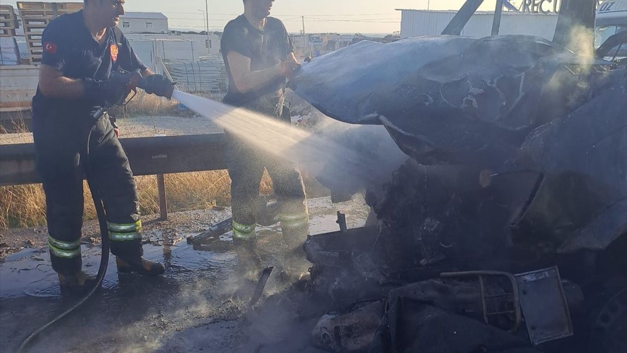 Adana'da İşçi Servisi Motosikletli Kaza Yaptı