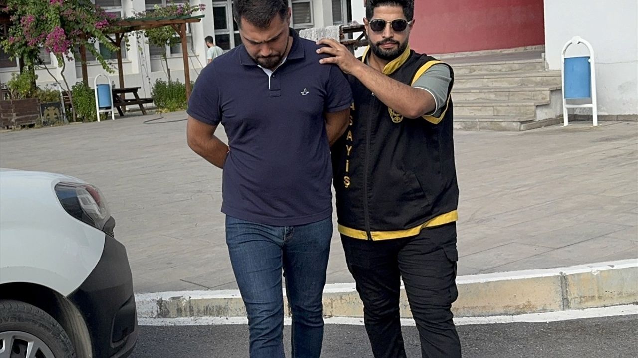 Adana'da Otomobilde Bulunan Ölü ile İlgili İki Zanlı Tutuklandı