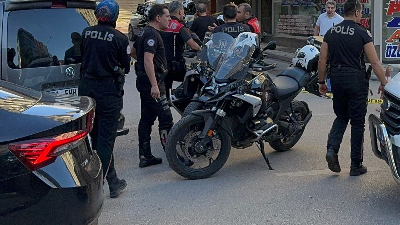 Adana'daki Kafeye Silahlı Saldırı Güvenlik Kamerasında