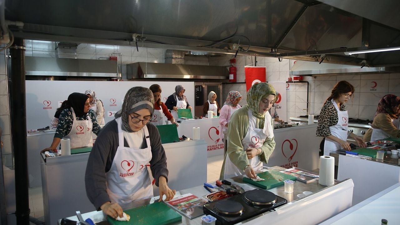 Adıyaman'da Aşçılık Atölyesi: Türk Kızılay Kadınlara Destek Oluyor