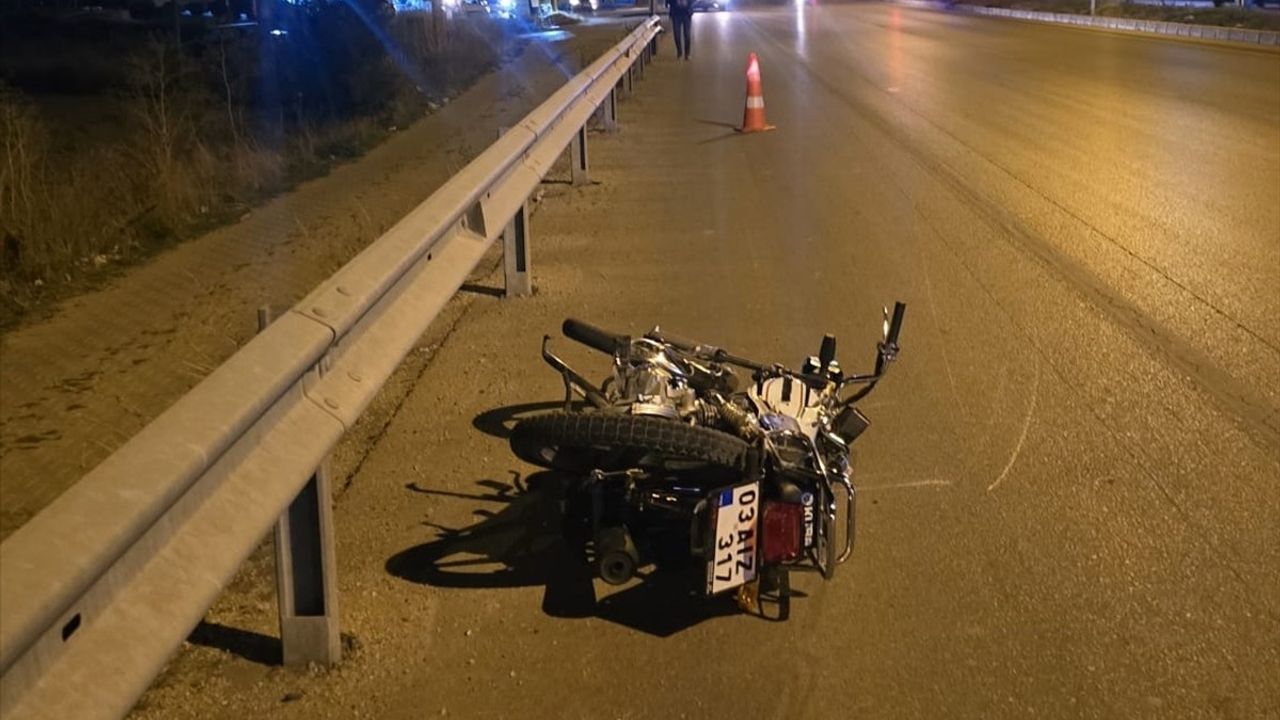Afyonkarahisar'da Motosiklet ve Otomobil Çarpışması: 1 Çocuk Hayatını Kaybetti