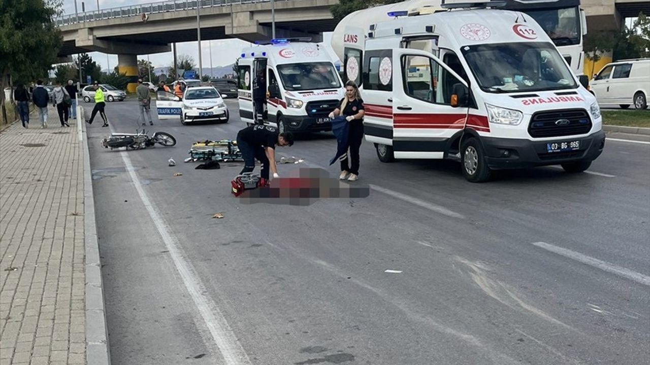 Afyonkarahisar'da Tır-Motosiklet Kazası: İki Genç Hayatını Kaybetti