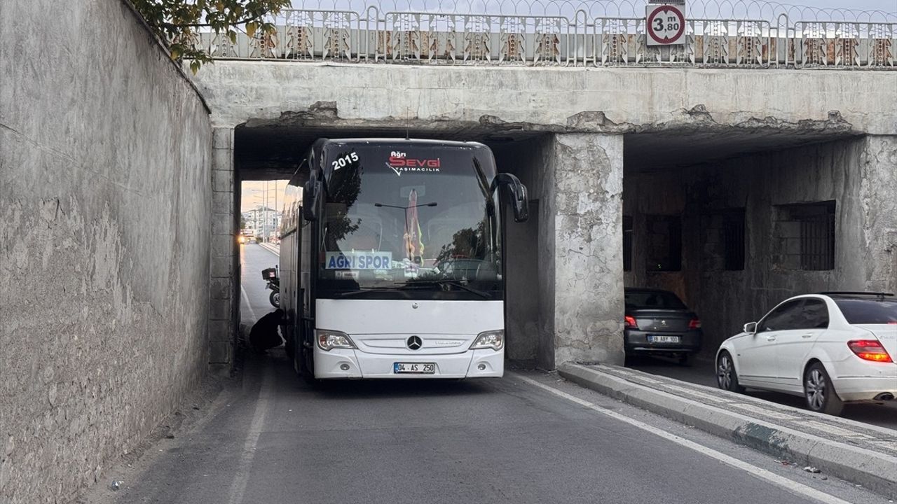 Ağrı 1970 SK Takım Otobüsü Kayseri'de Sıkıştı
