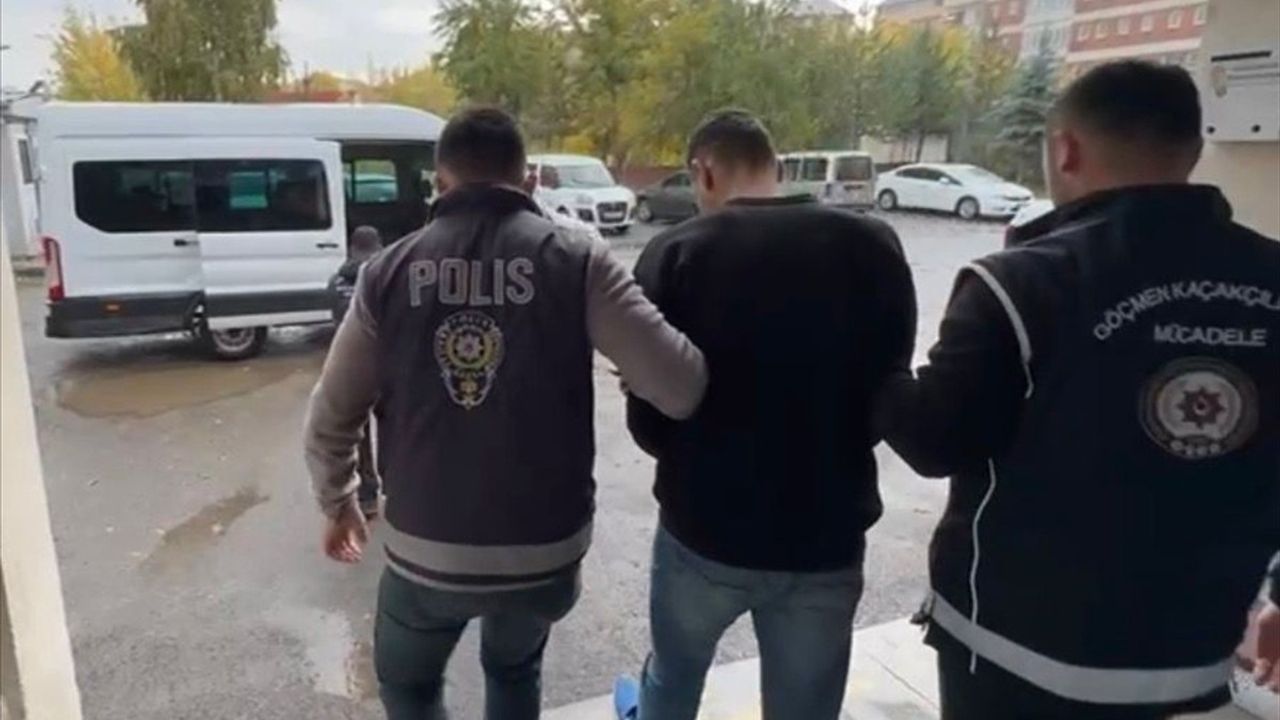 Ağrı'da Göçmen Kaçakçılığı Operasyonu: Üç Kişi Tutuklandı