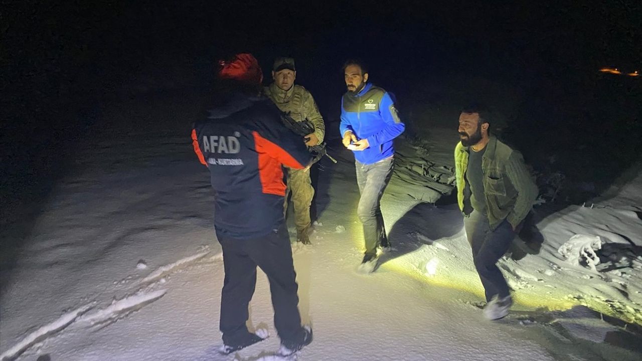 Ağrı'da Karda Mahsur Kalan 2 Kişi Kurtarıldı