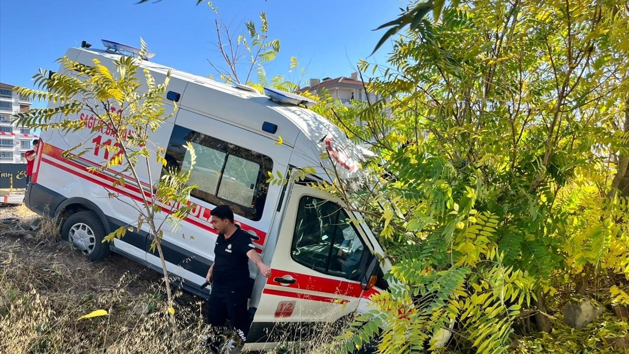 Aksaray'da Ambulans ve Otomobil Çarpıştı: 4 Yaralı