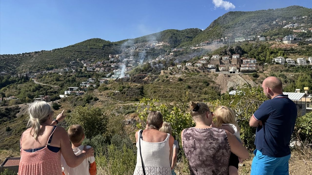 Alanya'da Villalara Yakın Yangın Kontrol Altına Alındı