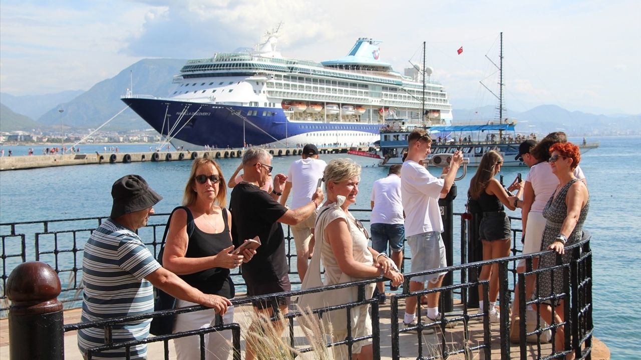 Alanya'ya Marella Discovery 2 Kruvaziyeri ile Gelen Turistler