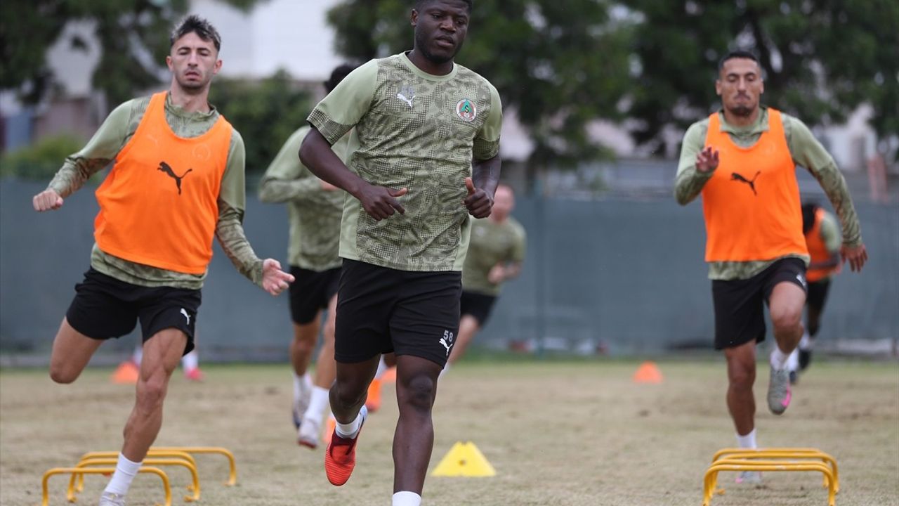Alanyaspor, Düşme Korkusunu Yenmek İçin Çalışıyor