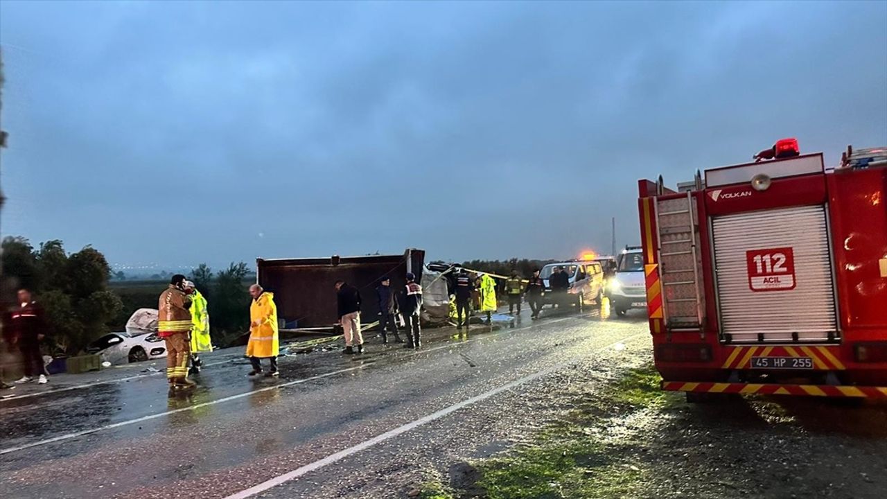 Alaşehir'de Korkunç Trafik Kazası: 2 Ölü, 3 Yaralı