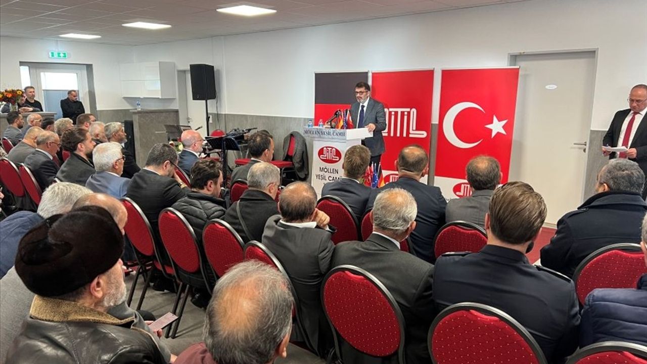 Almanya'da Yeşil Cami İbadete Açıldı
