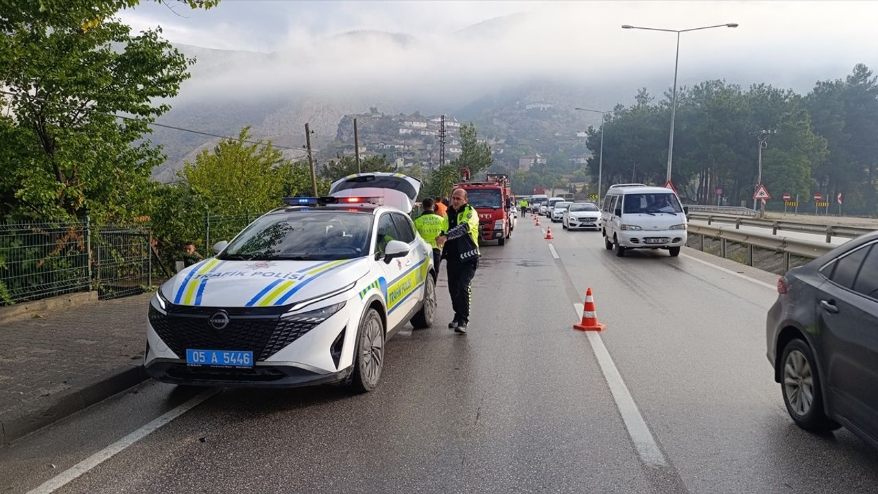 Amasya'da Bahçeye Devrilen Otomobilde 4 Yaralı