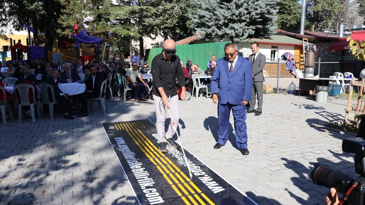 Amasya'da Görme Engelliler İçin Farkındalık Yürüyüşü