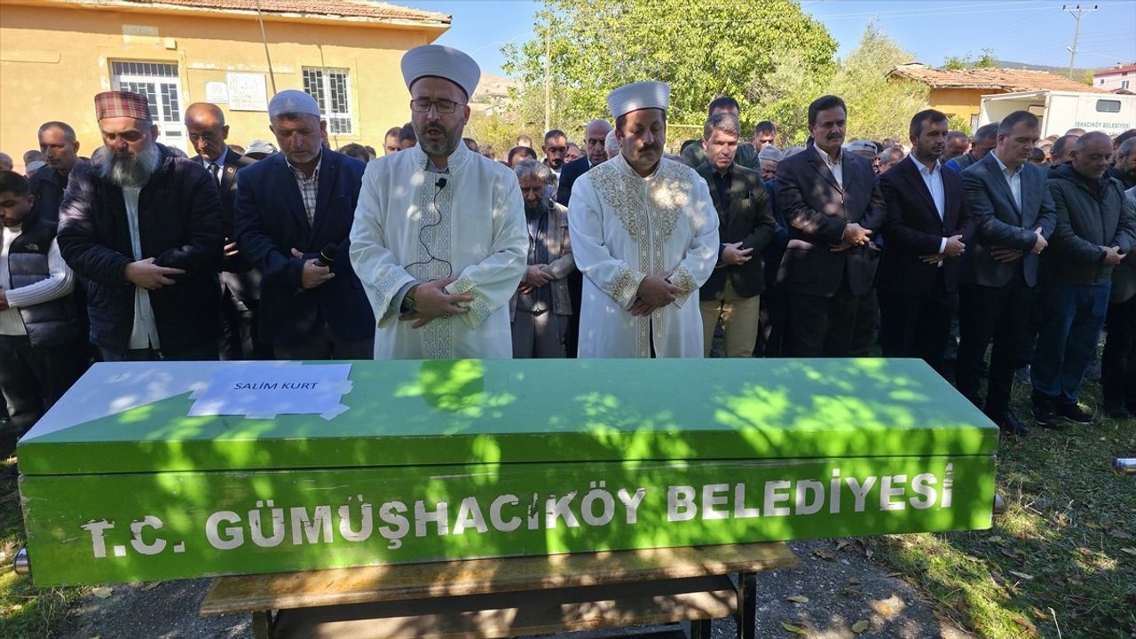 Amasya'da Traji̇k Kaza: Üç Kardeş ve Eniştesi Son Yolculuğuna Uğurlandı