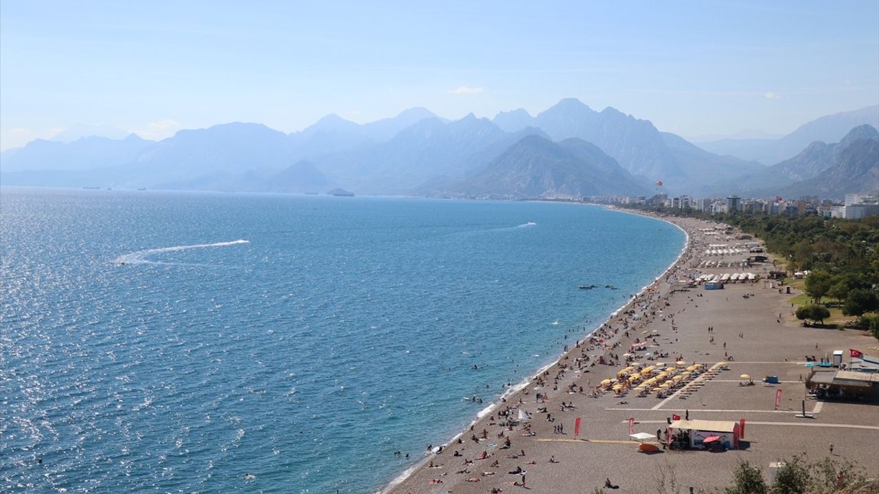 Antalya'da 28 Derece Hava Sıcaklığıyla Plajlarda Yoğunluk