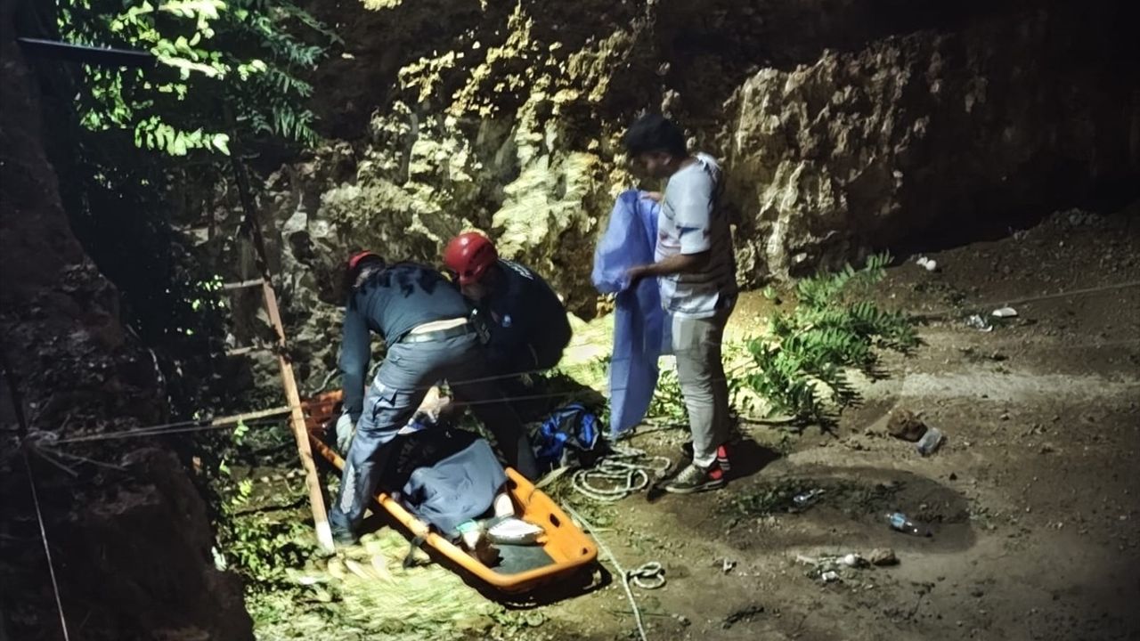 Antalya'da Çukura Düşen Rus Turist Kurtarıldı