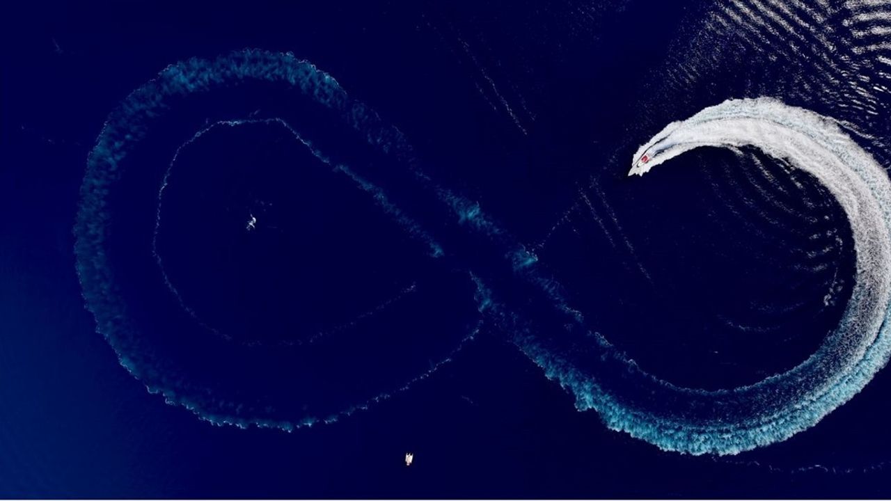 Antalya'da Cumhuriyet Bayramı Kutlaması: 50 Paraşütçü Türk Bayraklarıyla Havalandı