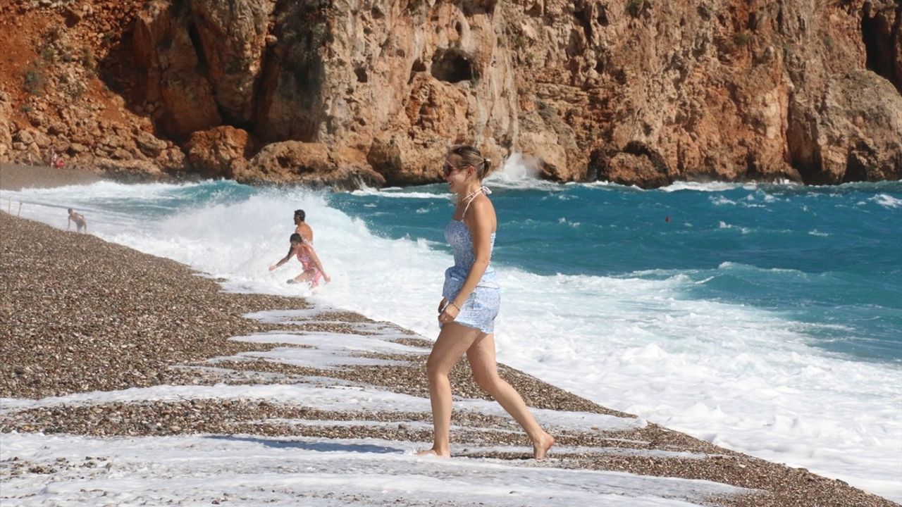 Antalya'da Dalgalı Denizde Yüzme Cesareti