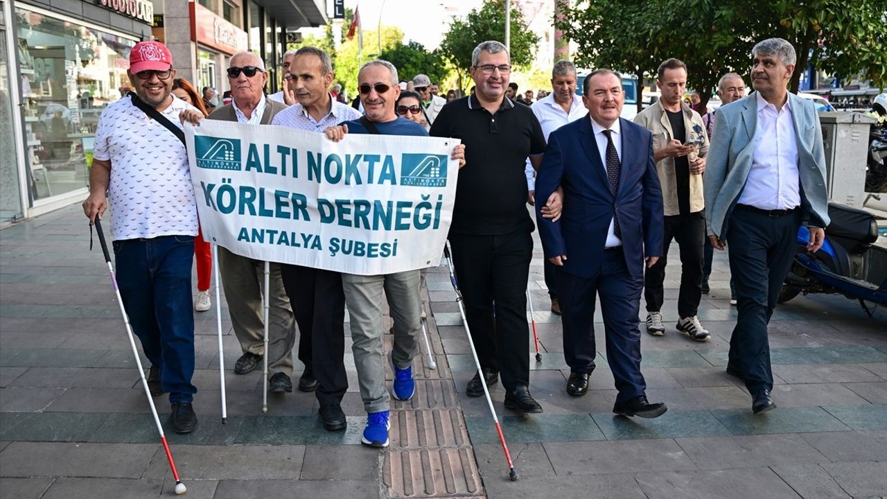 Antalya'da Farkındalık Yürüyüşü: Beyaz Baston Güvenlik Günü