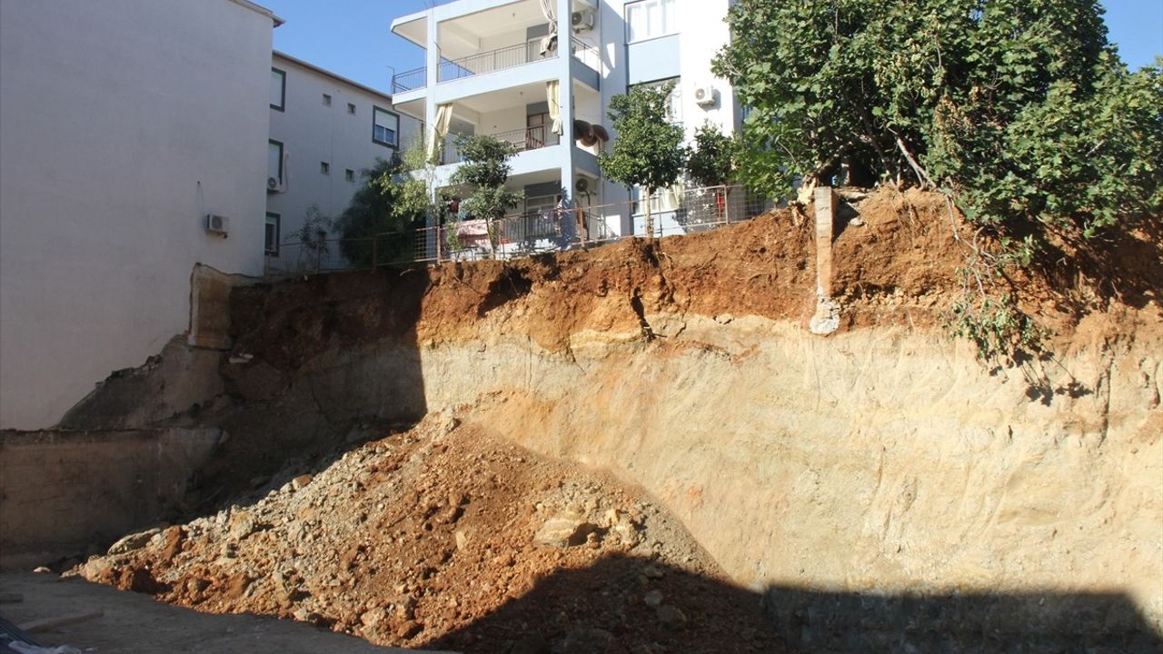 Antalya'da Göçükten Etkilenen Ailelerin Bekleyişi Sürüyor
