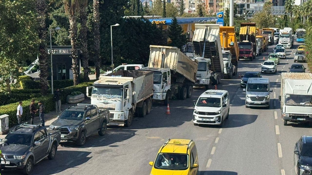 Antalya'da Hafriyat Kamyonu Şoförleri Cezaları Protesto Etti