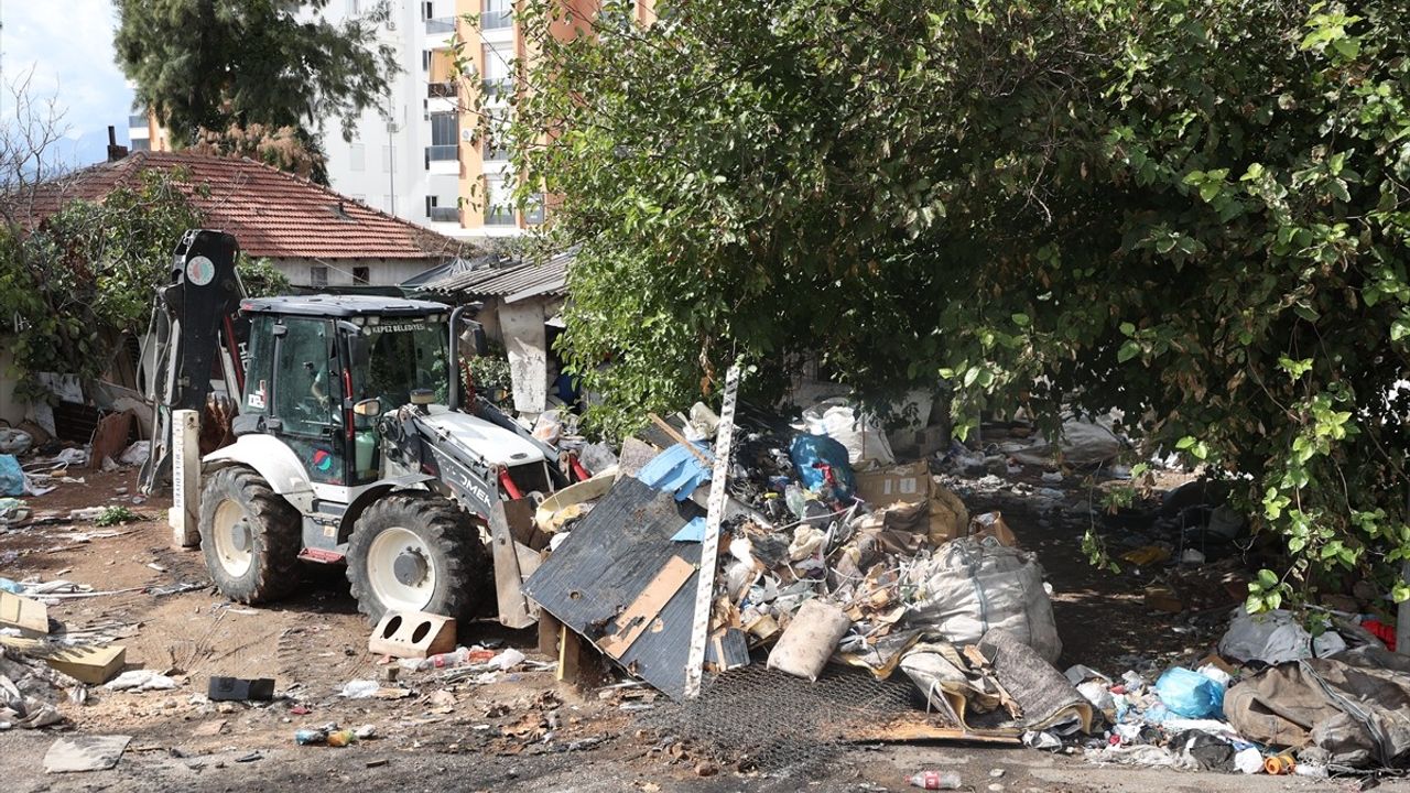 Antalya'da Müstakil Evlerden Tonlarca Çöp Çıkarıldı