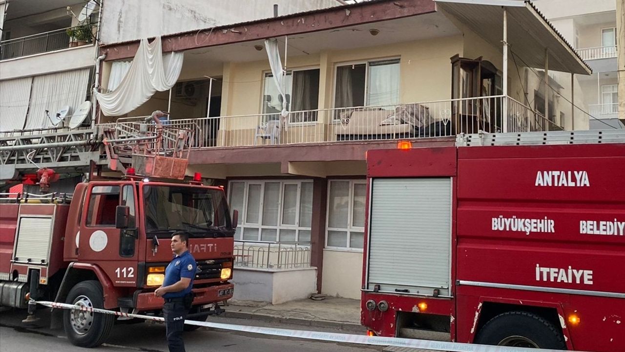 Antalya'da Yangında Muhabbet Kuşu Kurtarıldı