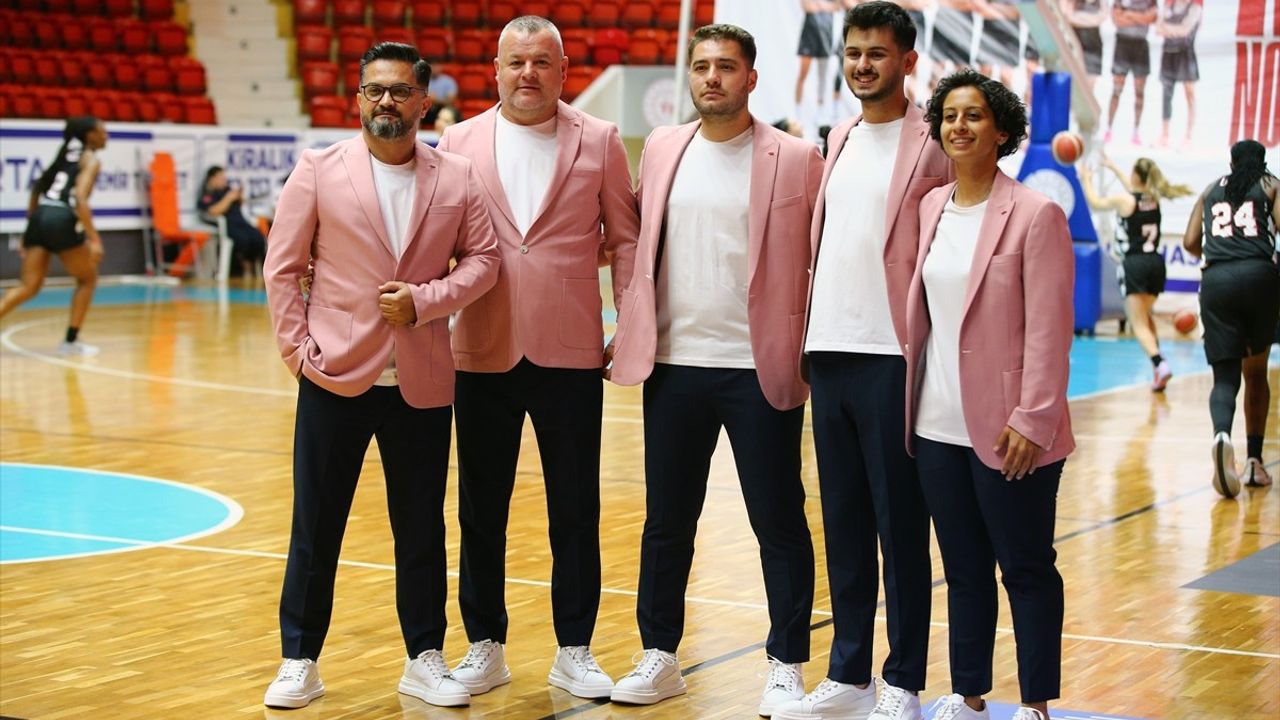 Antrenörler Meme Kanseri Farkındalık İçin Pembe Ceket Giydi